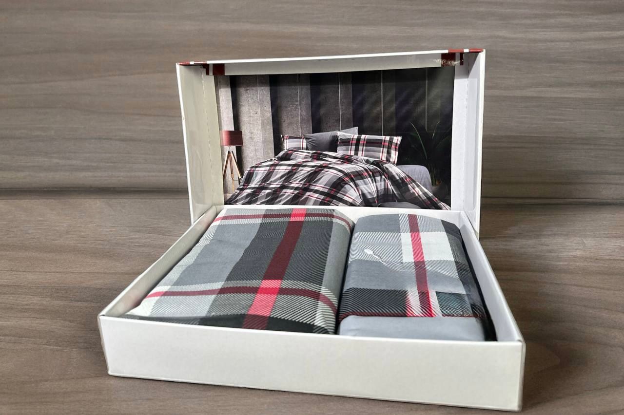 Red Square Pattern Double Duvet Cover Set
